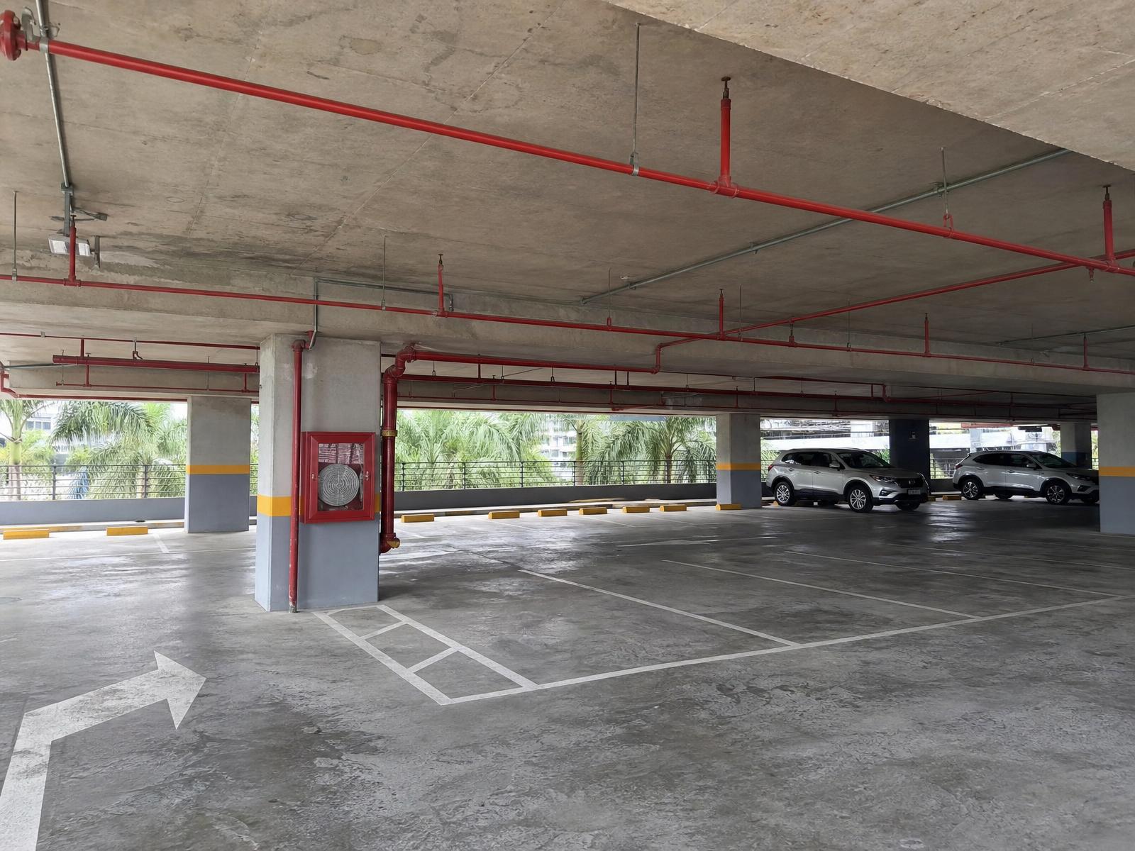 Red de rociadores y gabinete clase II en el parqueadero del centro comercial en Cali