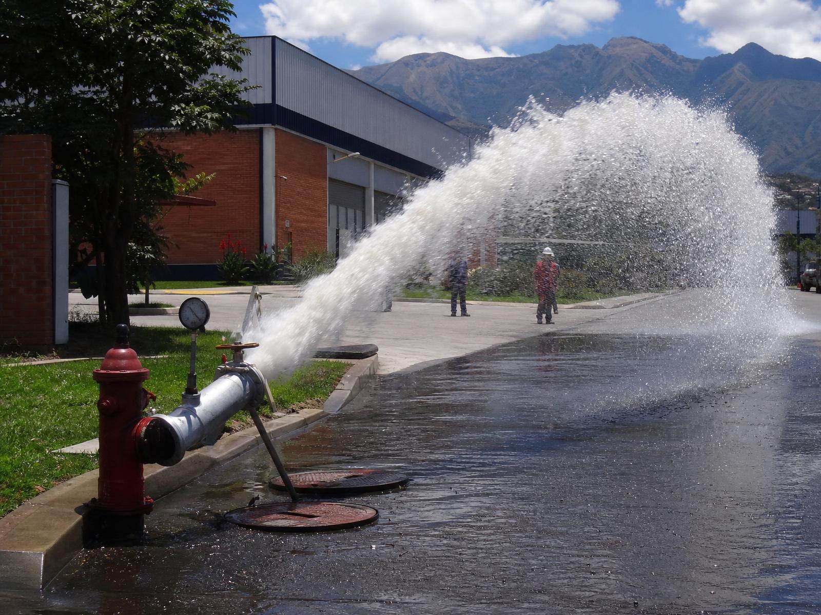 Prueba de caudal con cabezal de pruebas y medidor en una planta del Valle del Cauca
